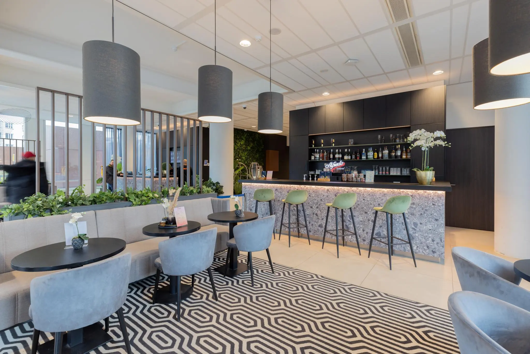 Moderne lounge met zithoek en een stijlvolle bar op het Mandelaplein.