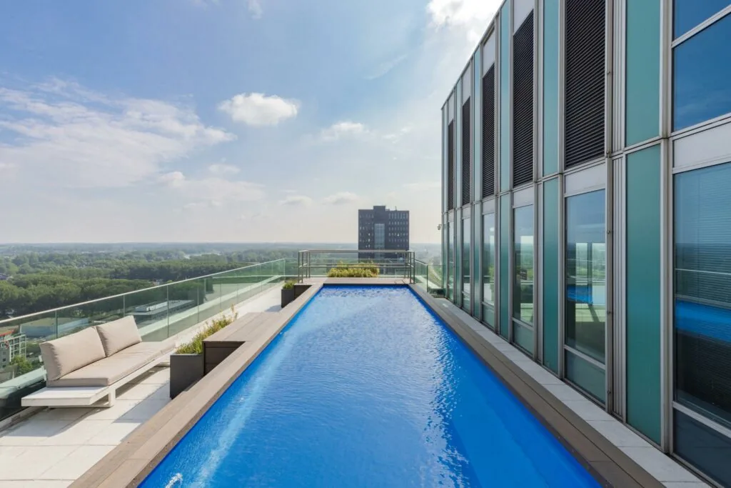 Dakterras met zwembad en uitzicht over de stad vanaf het Mandelaplein in Den Haag.