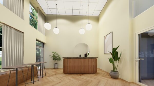 Moderne entree beneden met houten receptiebalie, hoge plafonds, hanglampen en grote ramen met beige gordijnen.