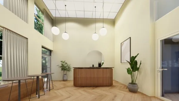 Moderne entree beneden met houten receptiebalie, hoge plafonds, hanglampen en grote ramen met beige gordijnen.