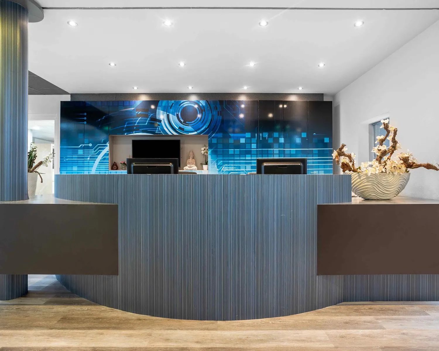 Moderne receptiebalie met blauwe accenten in een kantoor aan de Hurksestraat 43 in Eindhoven.