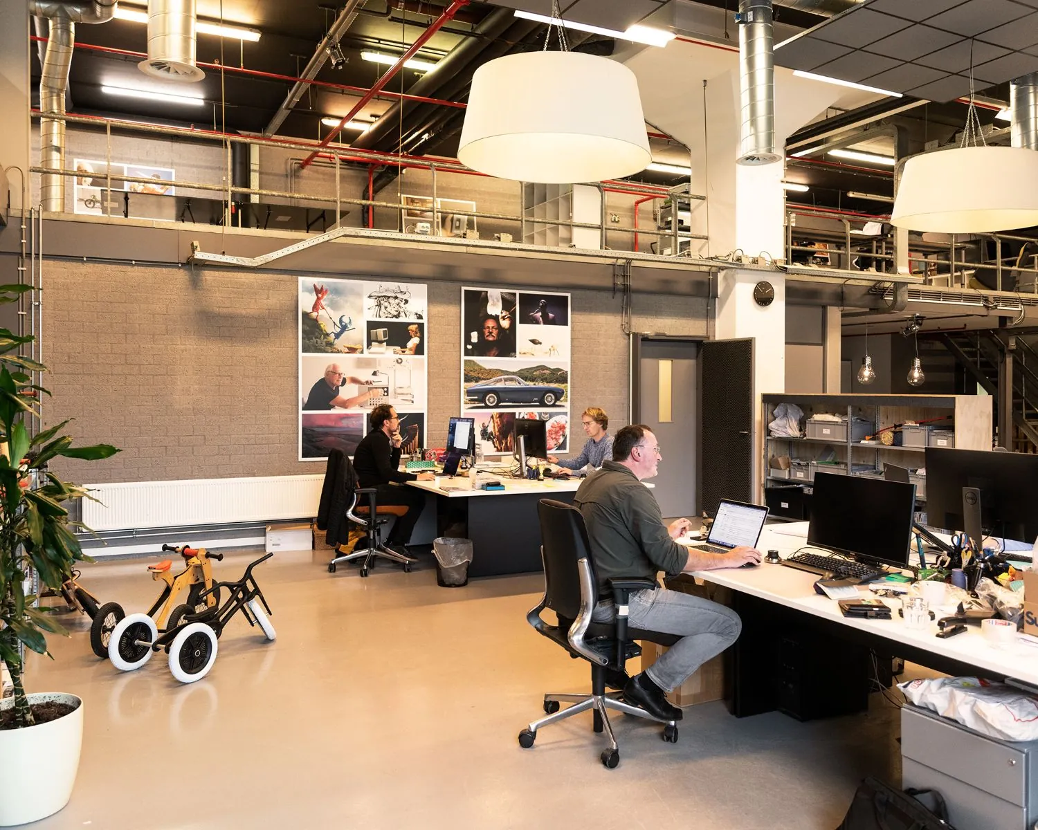 Moderne kantoorruimte aan de Bolderweg 2 in Almere met werkplekken, computers en een industriële inrichting.