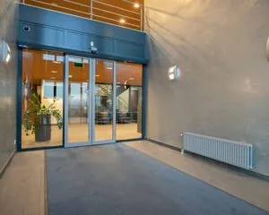 Ingang van een moderne kantoorruimte aan de Carlsonstraat 13 in Kampen met glazen schuifdeuren en een strakke afwerking.