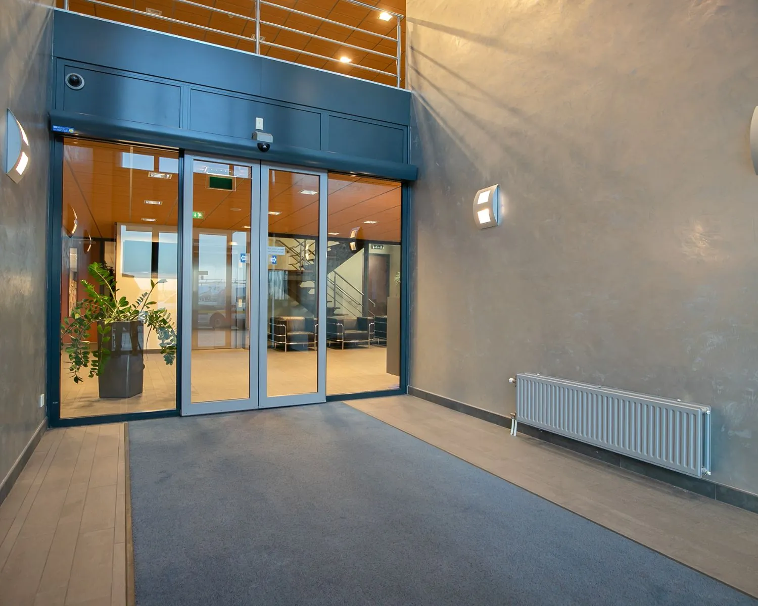 Ingang van een moderne kantoorruimte aan de Carlsonstraat 13 in Kampen met glazen schuifdeuren en een strakke afwerking.