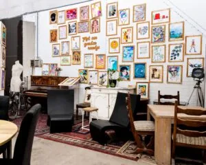 Creatieve kantoorruimte aan de Steiger 24 in Almere met kunstzinnige inrichting en kleurrijke schilderijen aan de muur.