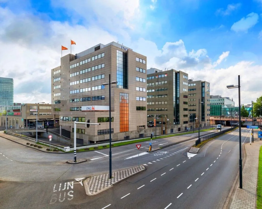 Modern kantoorgebouw aan de Schimmelt 2-16 in Eindhoven met ING-logo en omliggende infrastructuur.