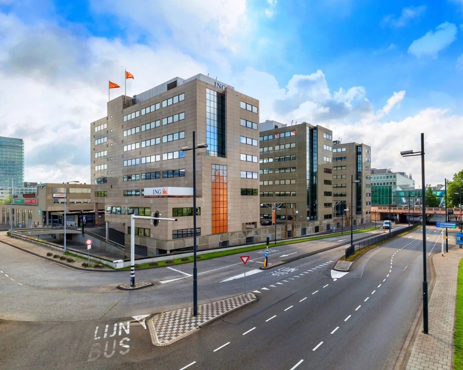 Modern kantoorgebouw aan de Schimmelt 2-16 in Eindhoven met ING-logo en omliggende infrastructuur.