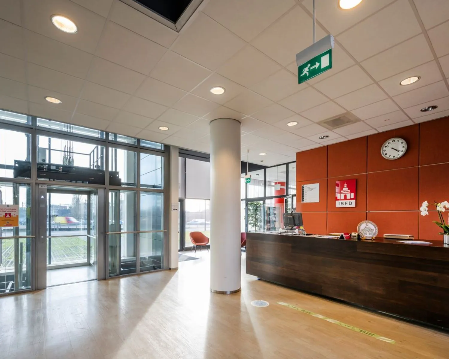 Moderne ontvangsthal van kantoorruimte aan Rietlandpark 302 in Amsterdam met balie, zitgedeelte en glazen entree.