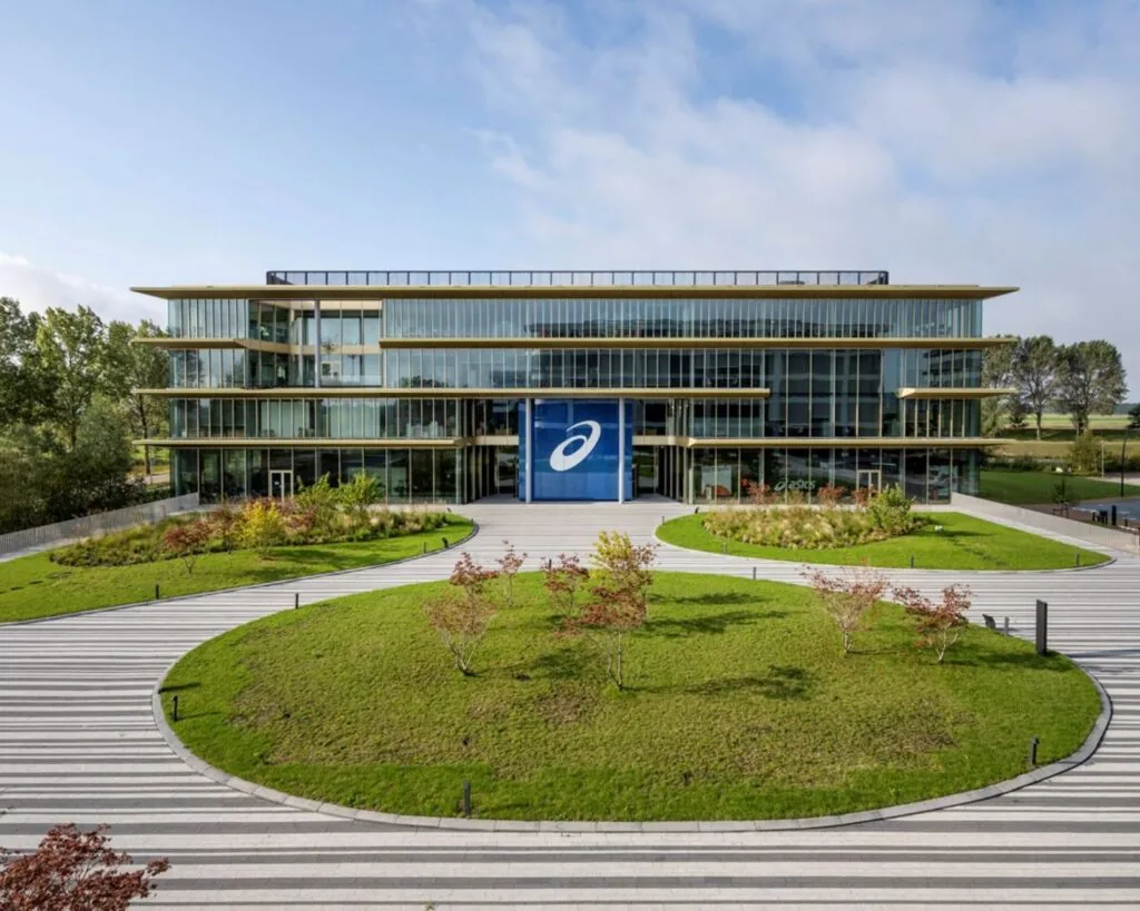 Modern kantoorgebouw aan de Taurusavenue 165 in Hoofddorp met glazen gevel en fraai aangelegde voortuin.