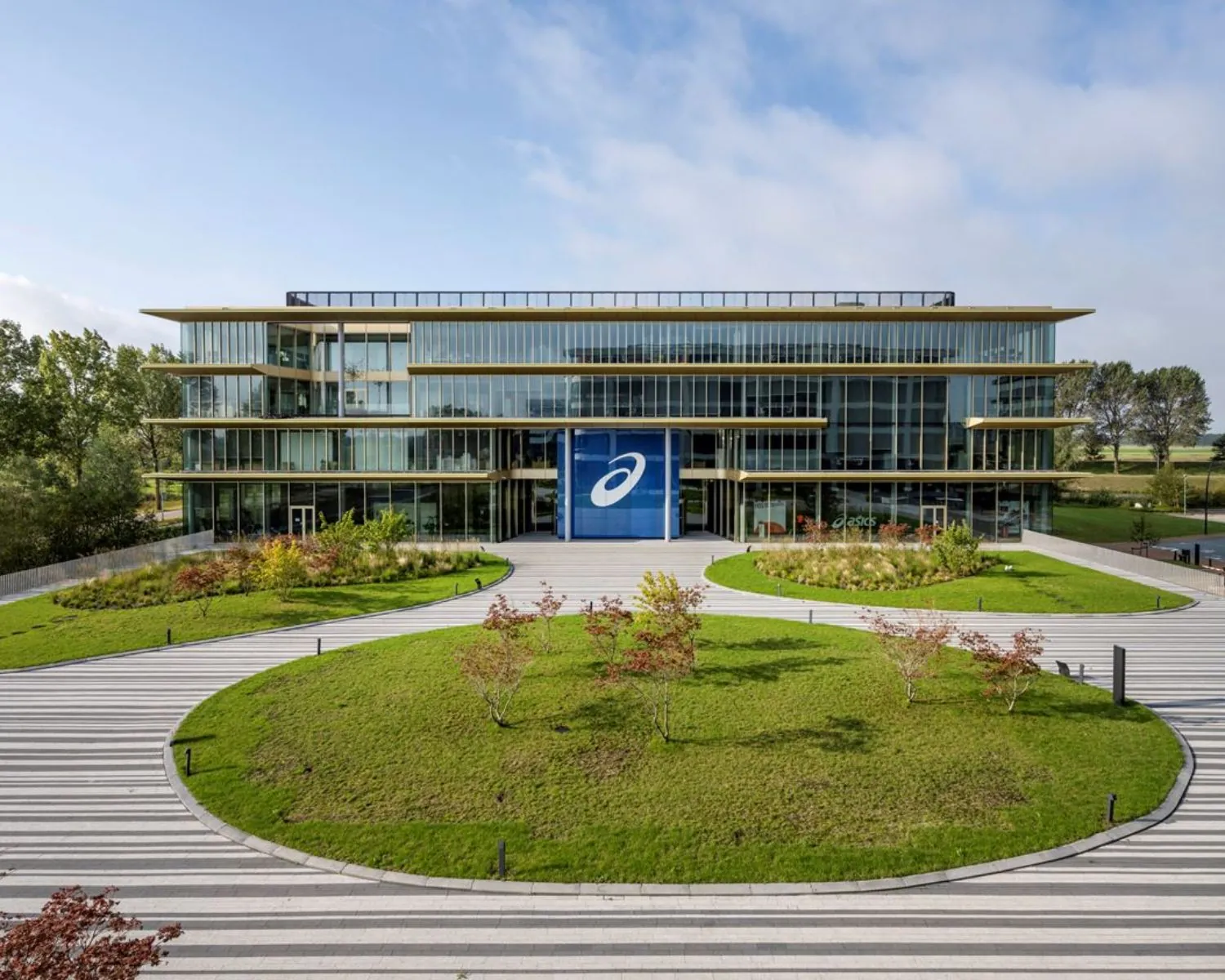 Modern kantoorgebouw aan de Taurusavenue 165 in Hoofddorp met glazen gevel en fraai aangelegde voortuin.