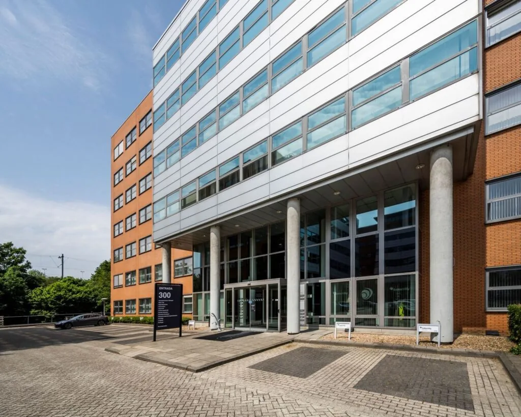 Entree van het kantoorgebouw Entrada 300 in Amsterdam met moderne gevel en parkeergelegenheid.