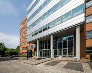 Entree van het kantoorgebouw Entrada 300 in Amsterdam met moderne gevel en parkeergelegenheid.