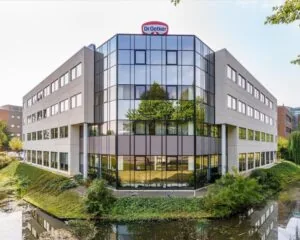 Modern kantoorgebouw aan de Hardwareweg in Amersfoort, met glazen gevel en het Dr. Oetker-logo op het dak.