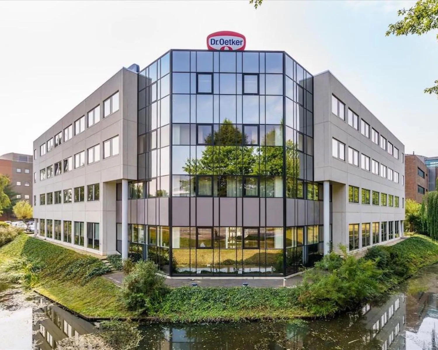 Modern kantoorgebouw aan de Hardwareweg in Amersfoort, met glazen gevel en het Dr. Oetker-logo op het dak.