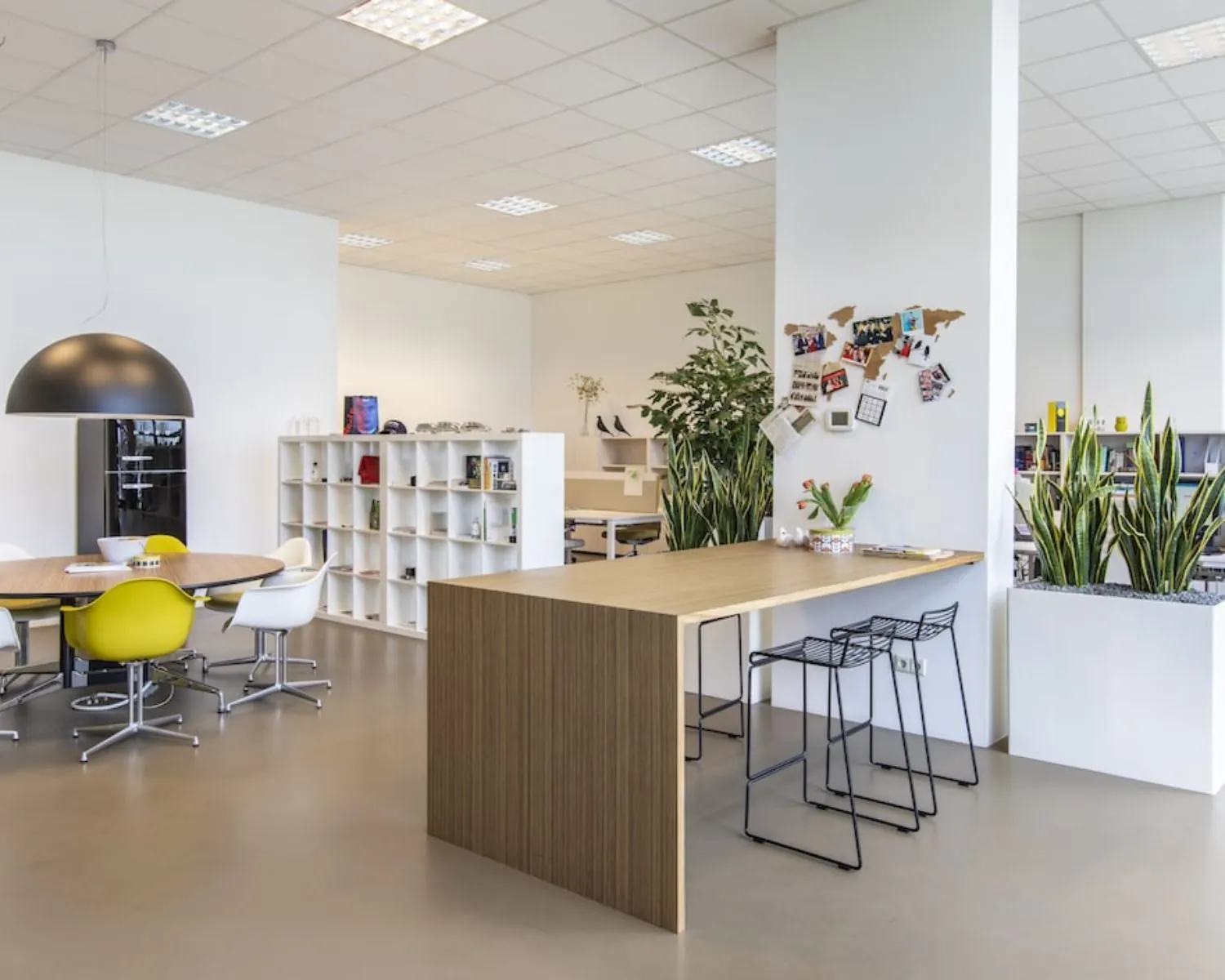 Moderne kantoorruimte aan de Panamalaan 104 in Amsterdam met open werkplekken, vergadertafel en stijlvolle inrichting.