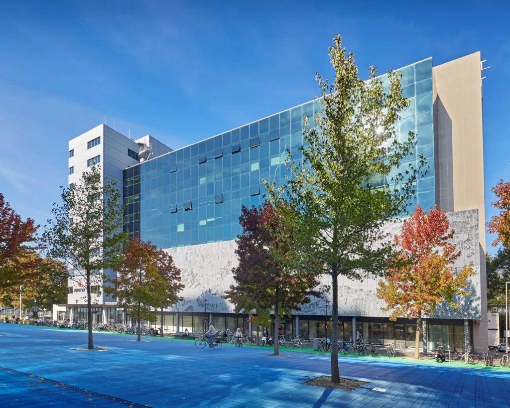 Modern kantoorpand aan het Prins Alexanderplein 5-21 in Rotterdam met glazen gevel en omliggende bomen.