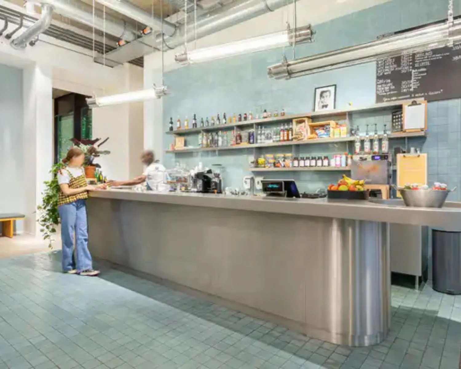 Moderne koffiebalie met industrieel design in kantoorruimte aan de Vijzelstraat 60 in Amsterdam.