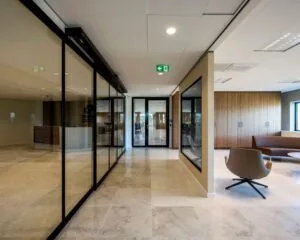 Moderne kantoorruimte met glazen wanden en wachthoek aan de Wegalaan 35 in Hoofddorp.