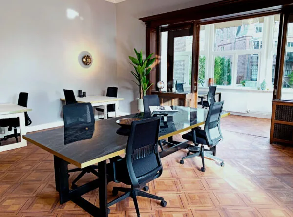Moderne en lichte kantoorruimte in Creativegrounds – Emmalaan met stijlvolle werkplekken en grote ramen.