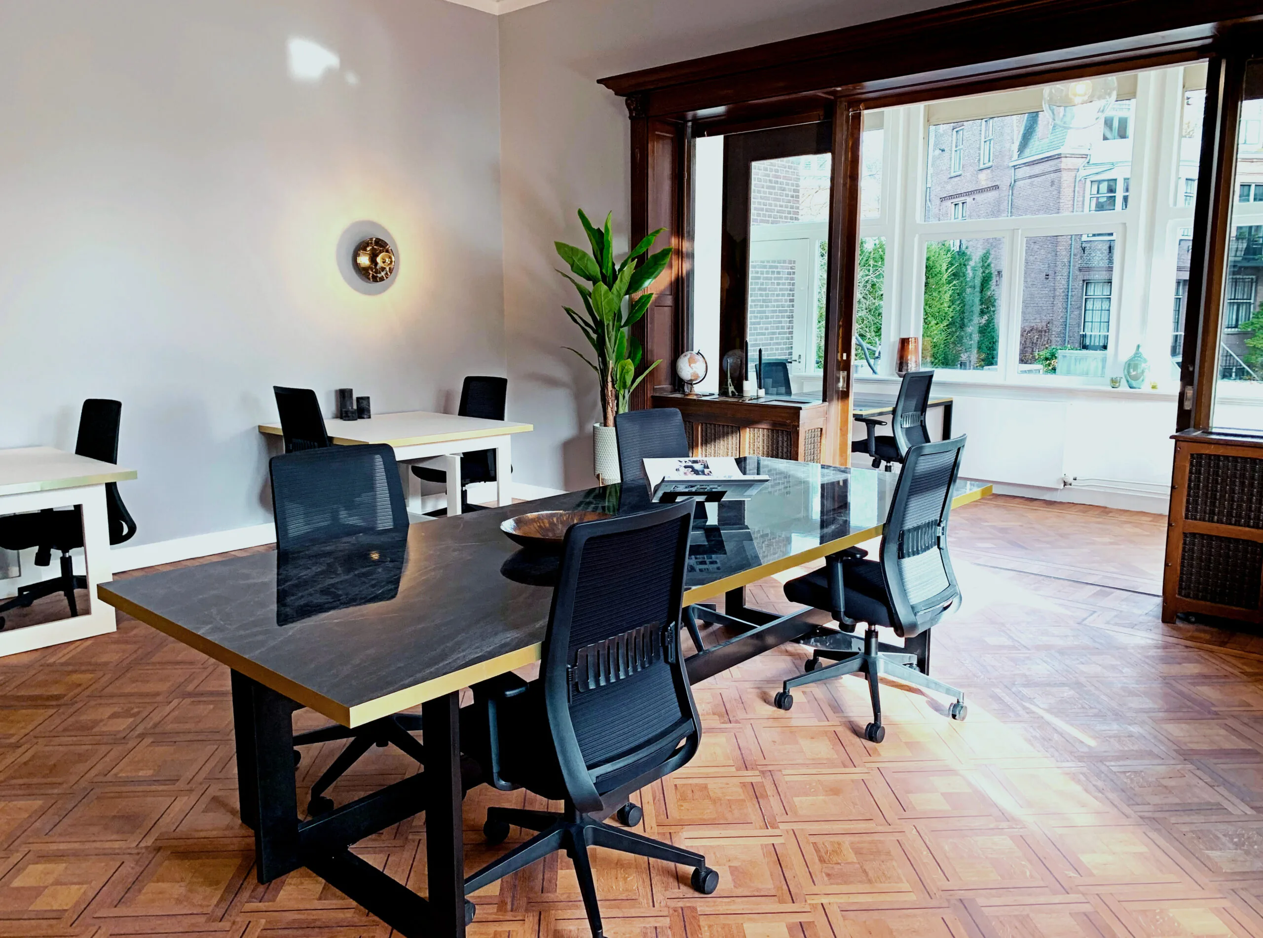 Moderne en lichte kantoorruimte in Creativegrounds – Emmalaan met stijlvolle werkplekken en grote ramen.