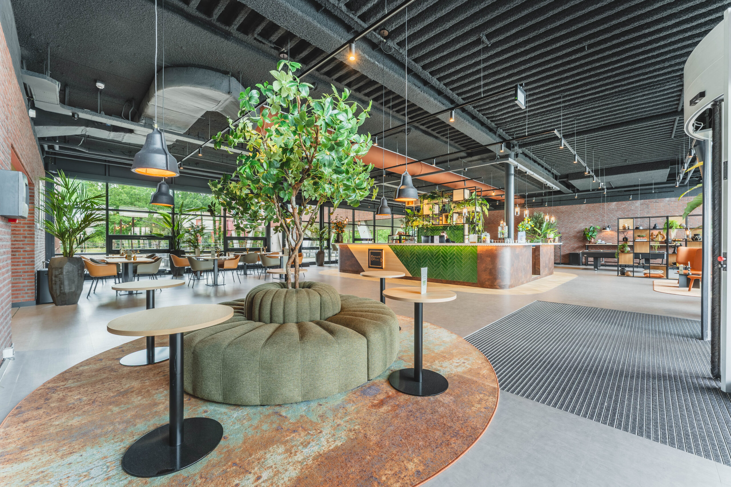 Een moderne en ruime lobby met een groen interieur en zitgedeelte bij Rijnzathe.