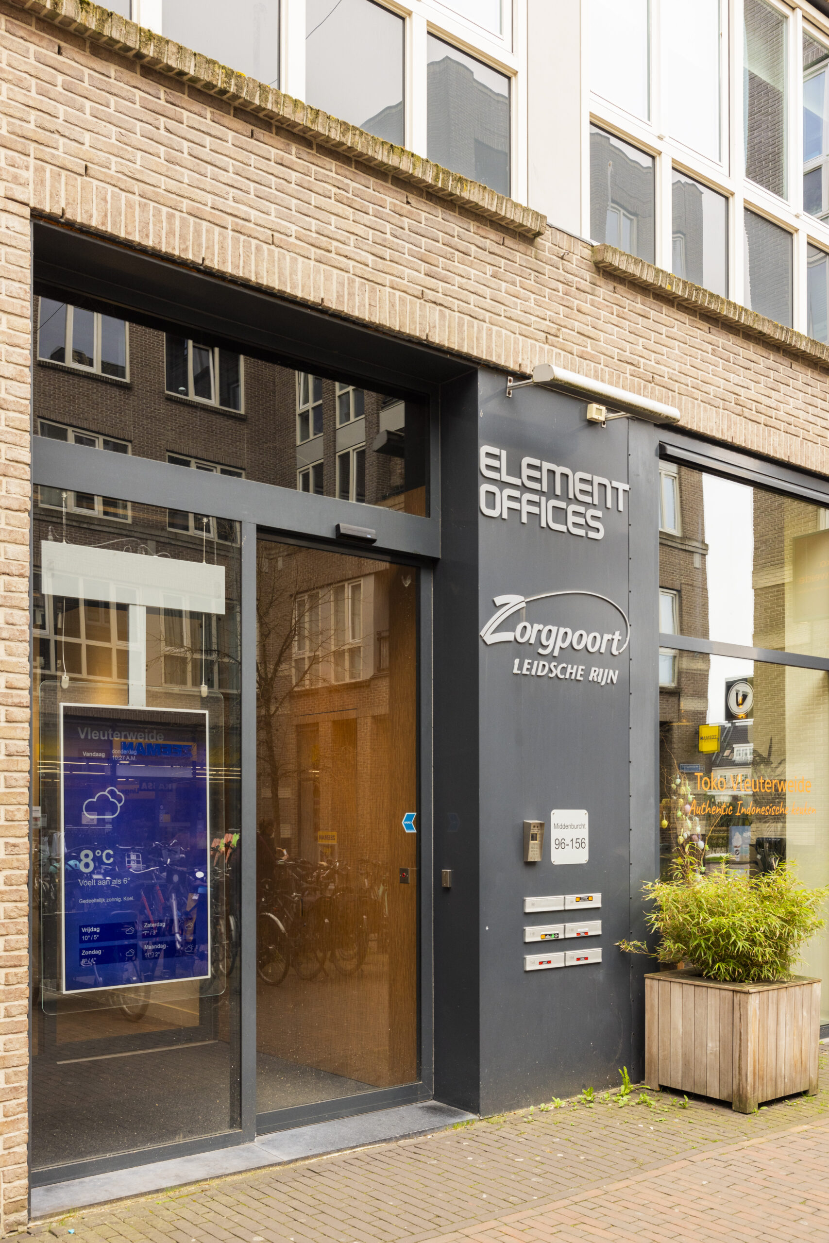 Ingang van het gebouw "Element Offices" in Vleuterweide, Leidsche Rijn met zicht op een digitale informatiezuil.