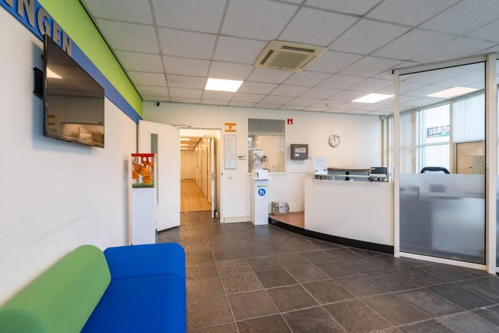 Moderne wachtruimte met balie en zithoek in bedrijfsgebouw Rhijnspoor.