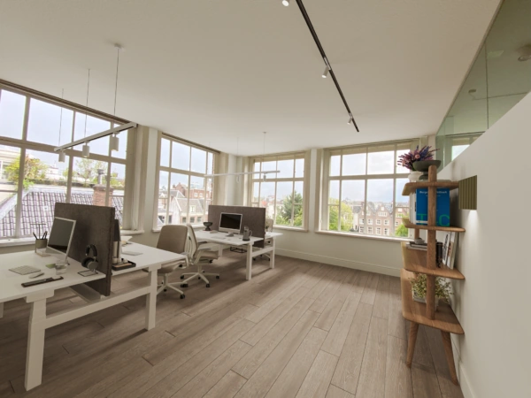 Modern kantoorinterieur aan de Herengracht met grote ramen, werkplekken en een houten wandrek.