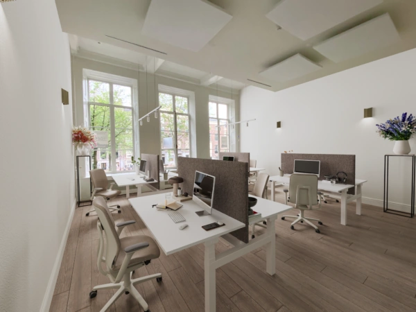 Modern kantoorinterieur aan de Herengracht met werkplekken, grote ramen en uitzicht op de gracht.