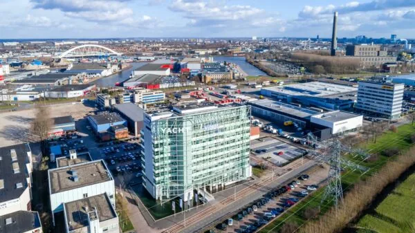 Luchtfoto van het kantoorgebouw aan de Reactorweg in Utrecht met omliggende bedrijventerrein en het Amsterdam-Rijnkanaal.