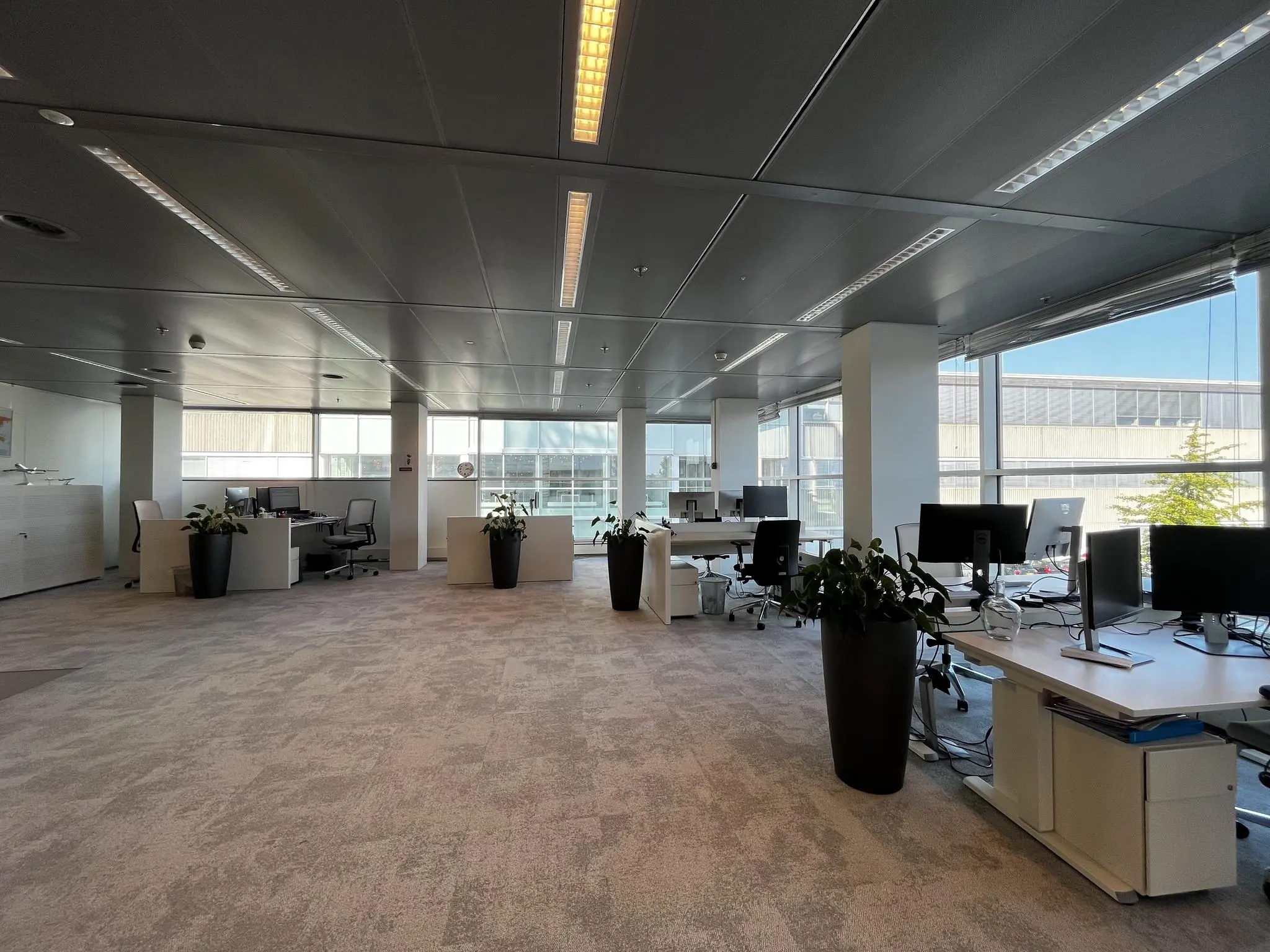 Modern, ruim kantoorgebouw aan de Reactorweg met werkplekken, grote ramen en veel daglicht.