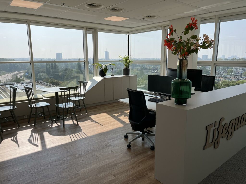 Modern kantoorinterieur aan de Newtonlaan met werkplekken, zitgedeelte en uitzicht op de stad.