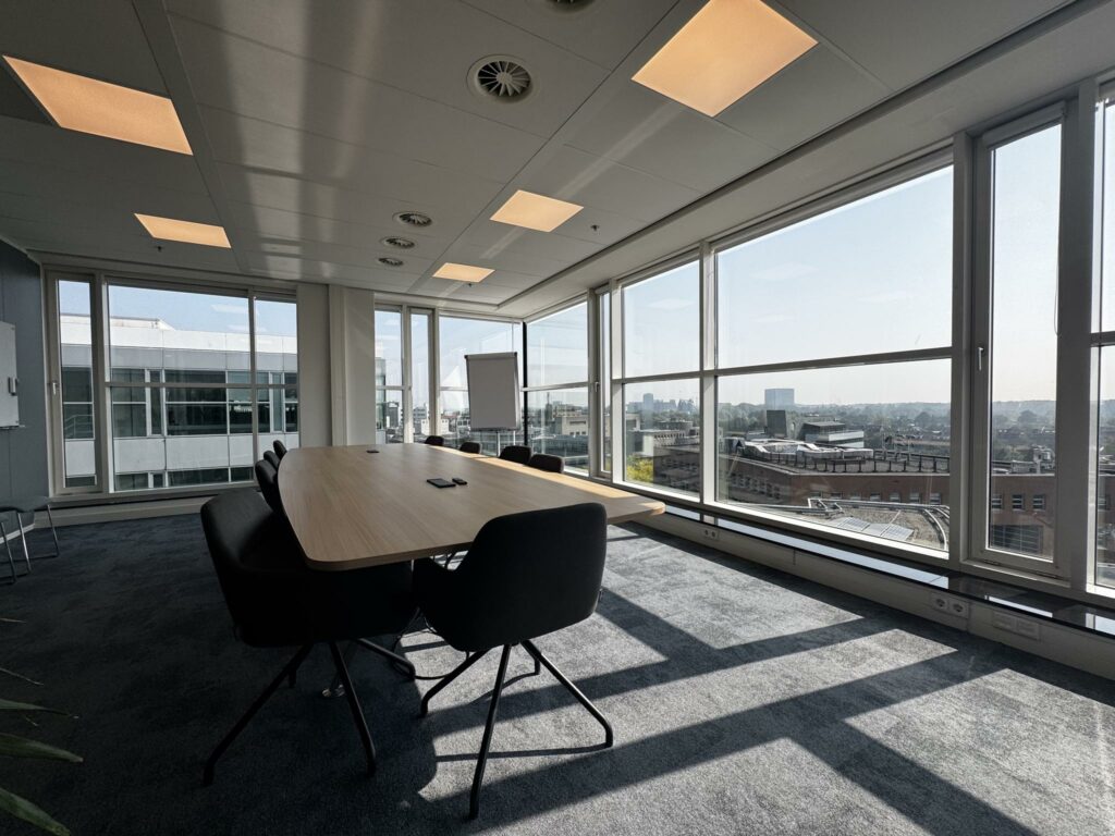 Vergaderruimte met grote ramen en uitzicht over de stad aan de Newtonlaan.