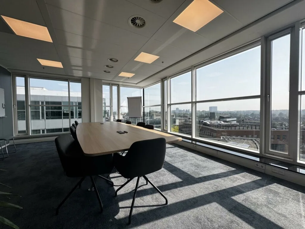 Vergaderruimte met grote ramen en uitzicht over de stad aan de Newtonlaan.