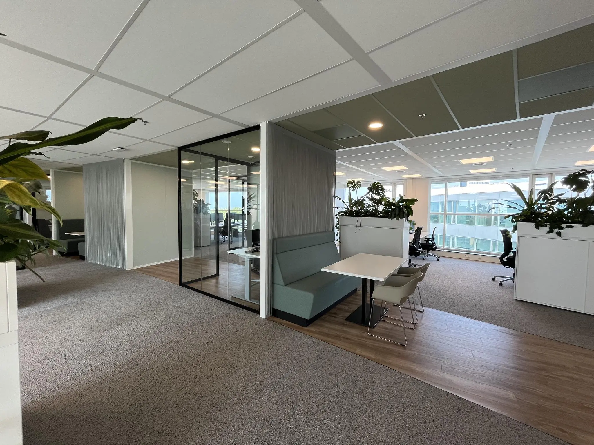 Moderne en lichte kantoorruimte aan de Newtonlaan met open werkplekken, vergaderruimtes en zitjes.