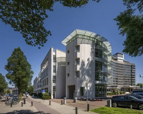 Modern kantoorgebouw aan de Apollolaan in Amsterdam met op de achtergrond het Hilton Hotel.