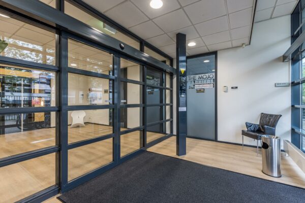 Entree van het kantoorpand Veldzigt met zicht op de ontvangstruimte van The Mojo Barriers.