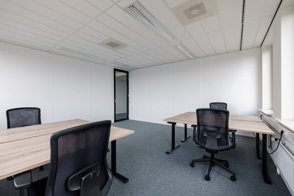 Een moderne, lege kantoorruimte met vier bureaus en stoelen bij Stadsring 201 in Amersfoort.