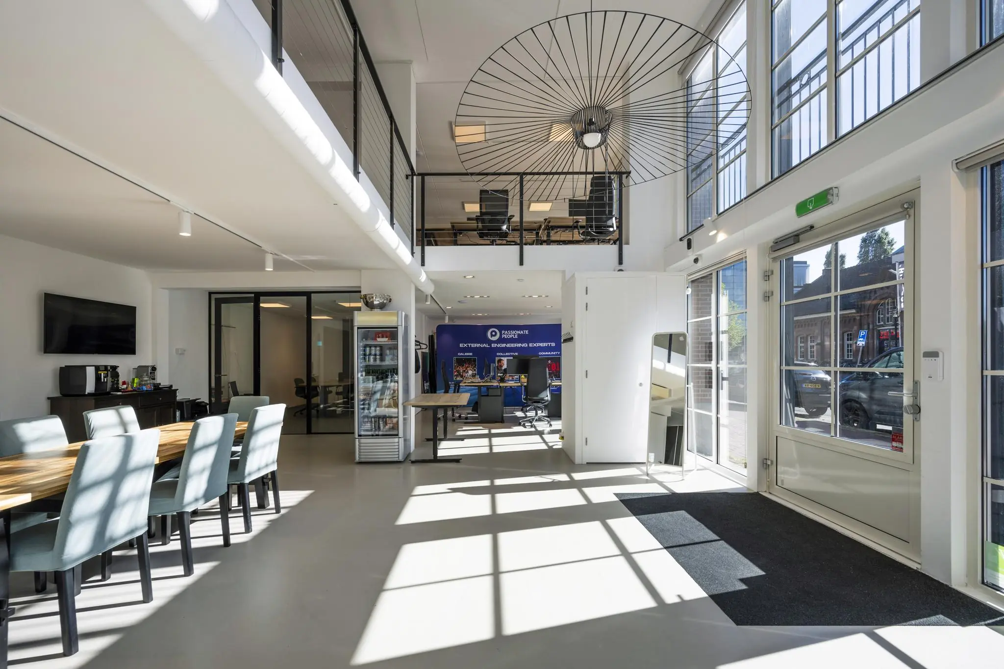 Modern en licht kantoorpand aan de Oostelijke Handelskade met open werkruimte, vergaderruimte en ruime raampartijen.