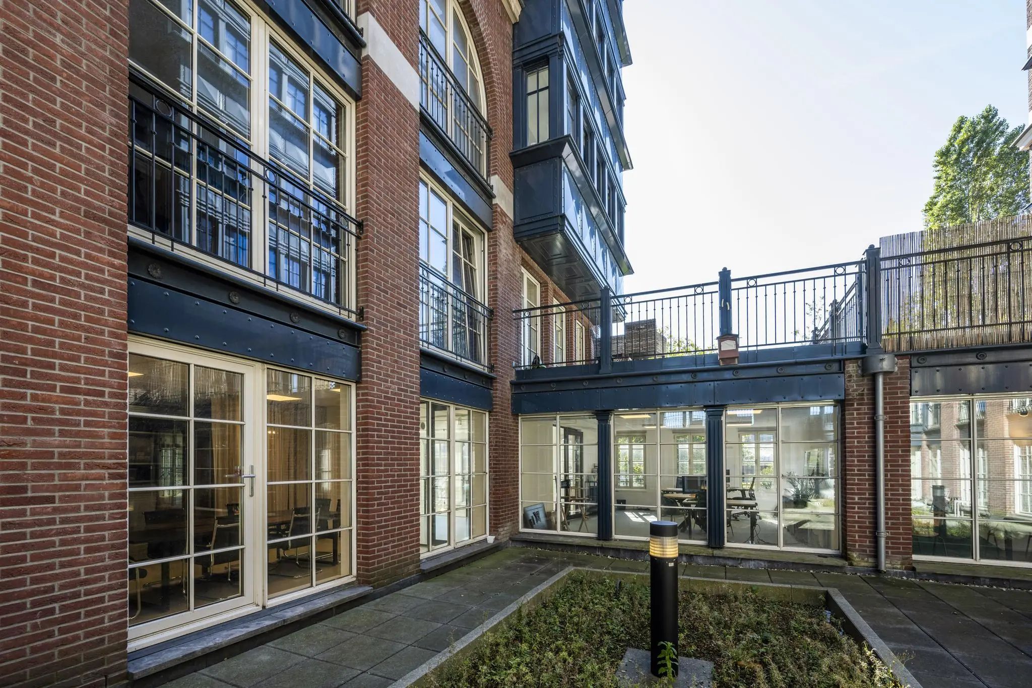 Binnenplaats met moderne kantoorruimtes en appartementen aan de Oostelijke Handelskade in Amsterdam.