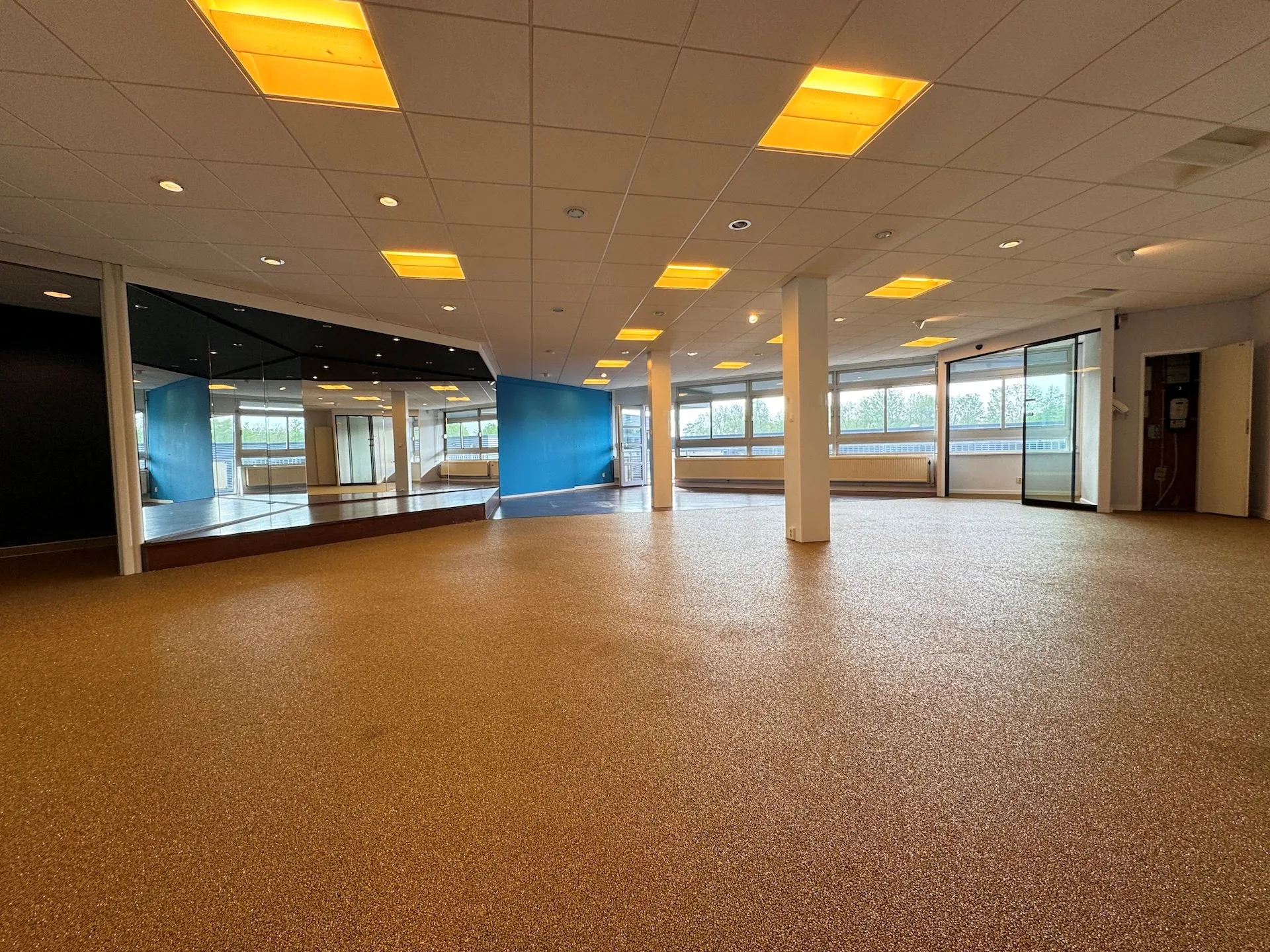 Ruime, leegstaande etage met spiegelwand, ramen en systeemplafond aan de Hoofdweg.