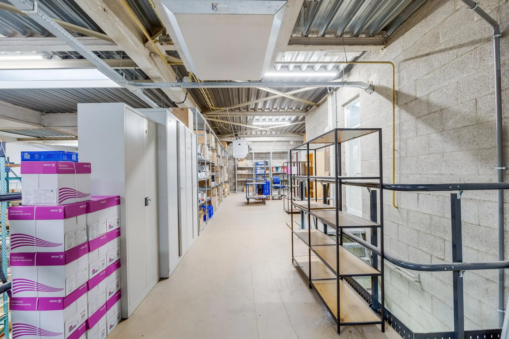 Opslagruimte in een magazijn aan de Savannahweg met stellingen, dozen en archiefkasten.