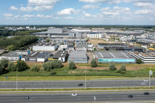 Luchtfoto van bedrijventerrein aan de Savannahweg in Utrecht met op de voorgrond een snelweg.