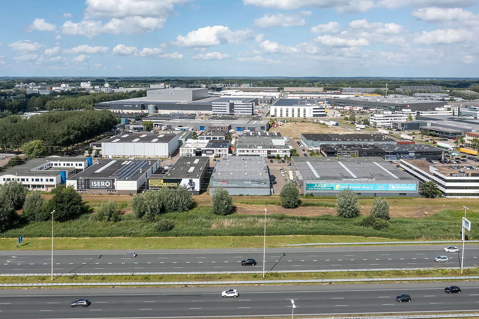 Luchtfoto van bedrijventerrein aan de Savannahweg in Utrecht met op de voorgrond een snelweg.