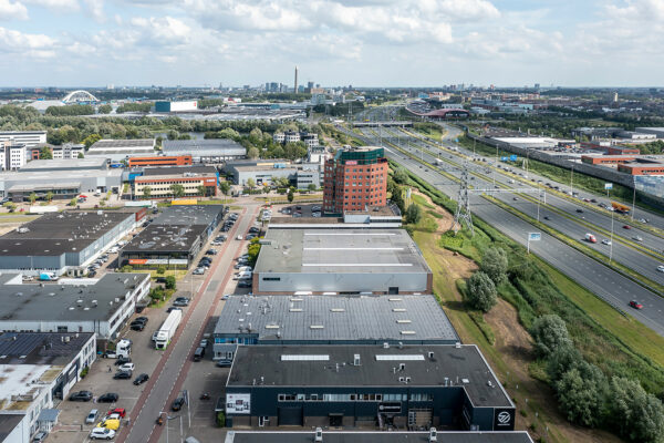 Luchtfoto van bedrijventerrein Savannahweg in Utrecht met kantoren, magazijnen en snelwegen op de achtergrond.