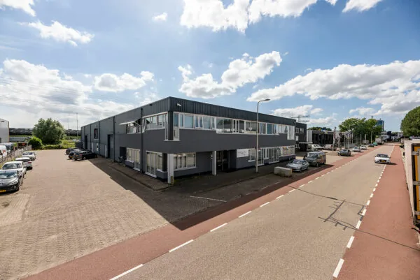 Bedrijfspand aan de Savannahweg in een industrieterrein met aangrenzende parkeerplaatsen en een rustige straat.
