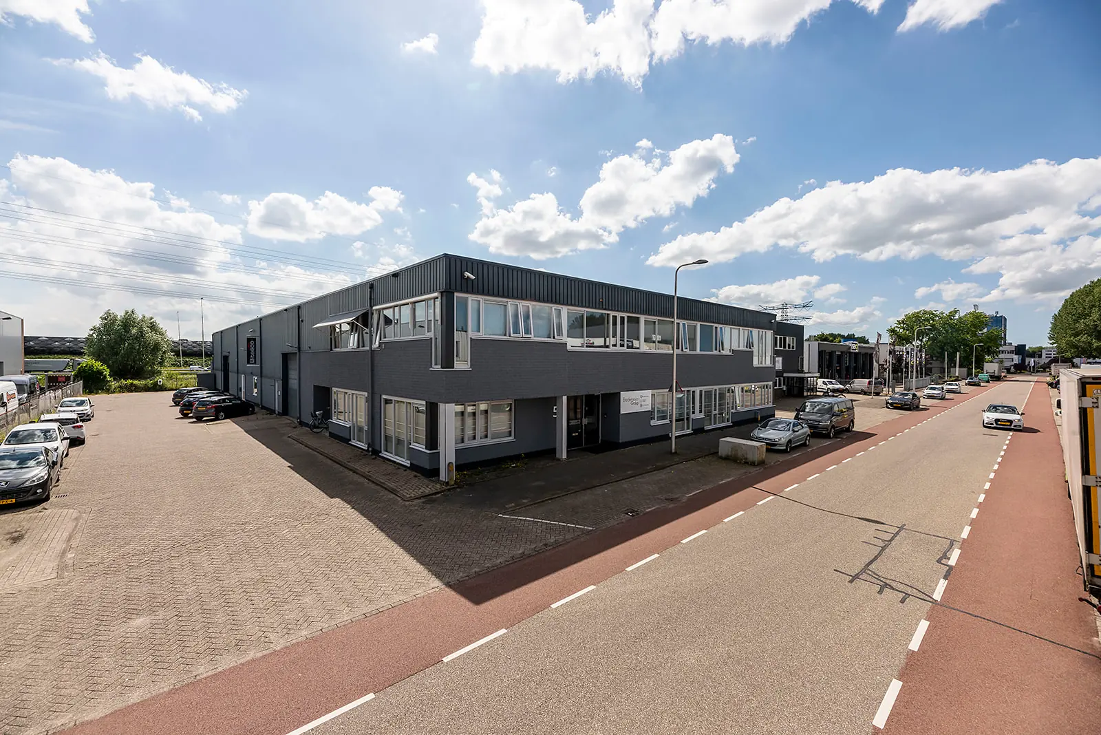 Bedrijfspand aan de Savannahweg in een industrieterrein met aangrenzende parkeerplaatsen en een rustige straat.