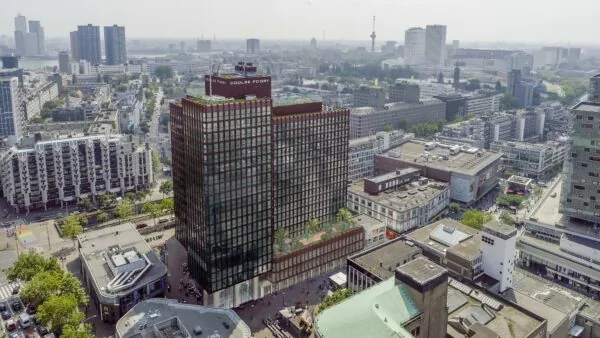 Luchtfoto van het gebouw Coolse Poort aan de Coolsingel in het centrum van Rotterdam.