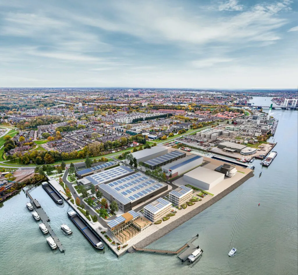 Luchtfoto van de Lindtsedijk met een herontwikkeld waterfront en omliggende woonwijken en havengebied in Zwijndrecht.