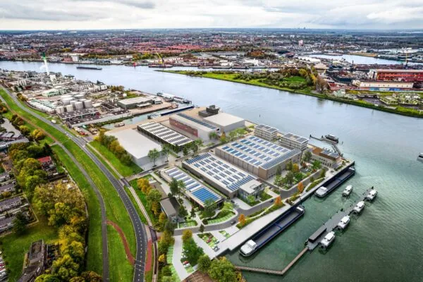 Luchtbeeld van het bedrijventerrein aan de Lindtsedijk in Zwijndrecht met industriële panden, zonnepanelen en een kade aan het water.